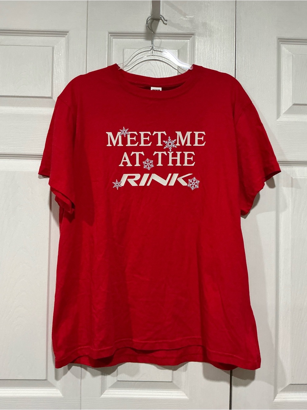 🤎 NWT Victoria’s Secret PINK “Meet Me At The Rink” Red T-shirt Large (01148)